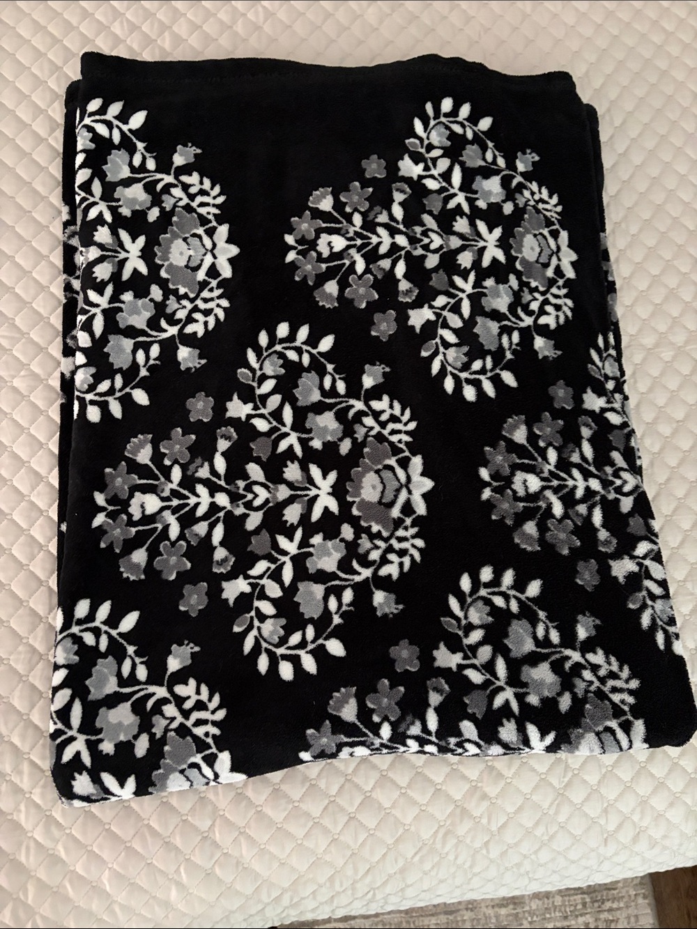 Vera Bradley Black, Gray & White Floral Pattern Throw Blanket 6.5 x 4’